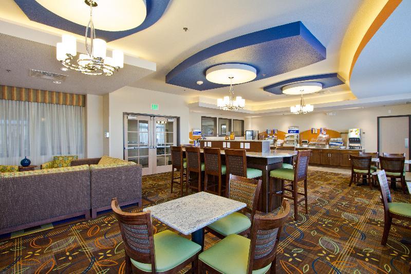 Holiday Inn Express And Suites Denver East Peoria Street By Ihg Buitenkant foto