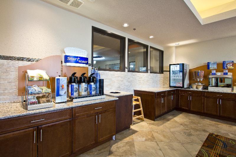 Holiday Inn Express And Suites Denver East Peoria Street By Ihg Buitenkant foto